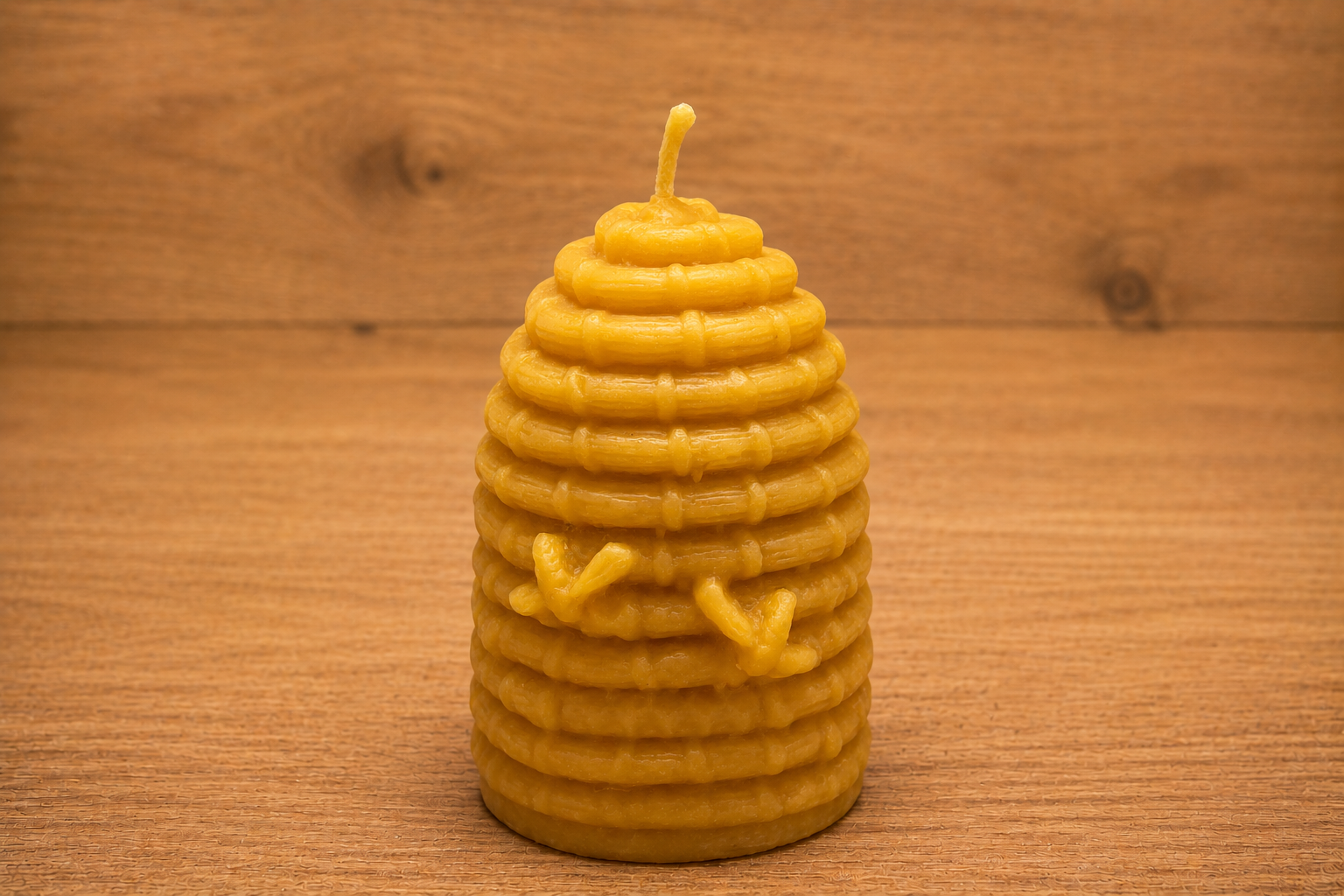 großer Bienenkorb mit Bienen