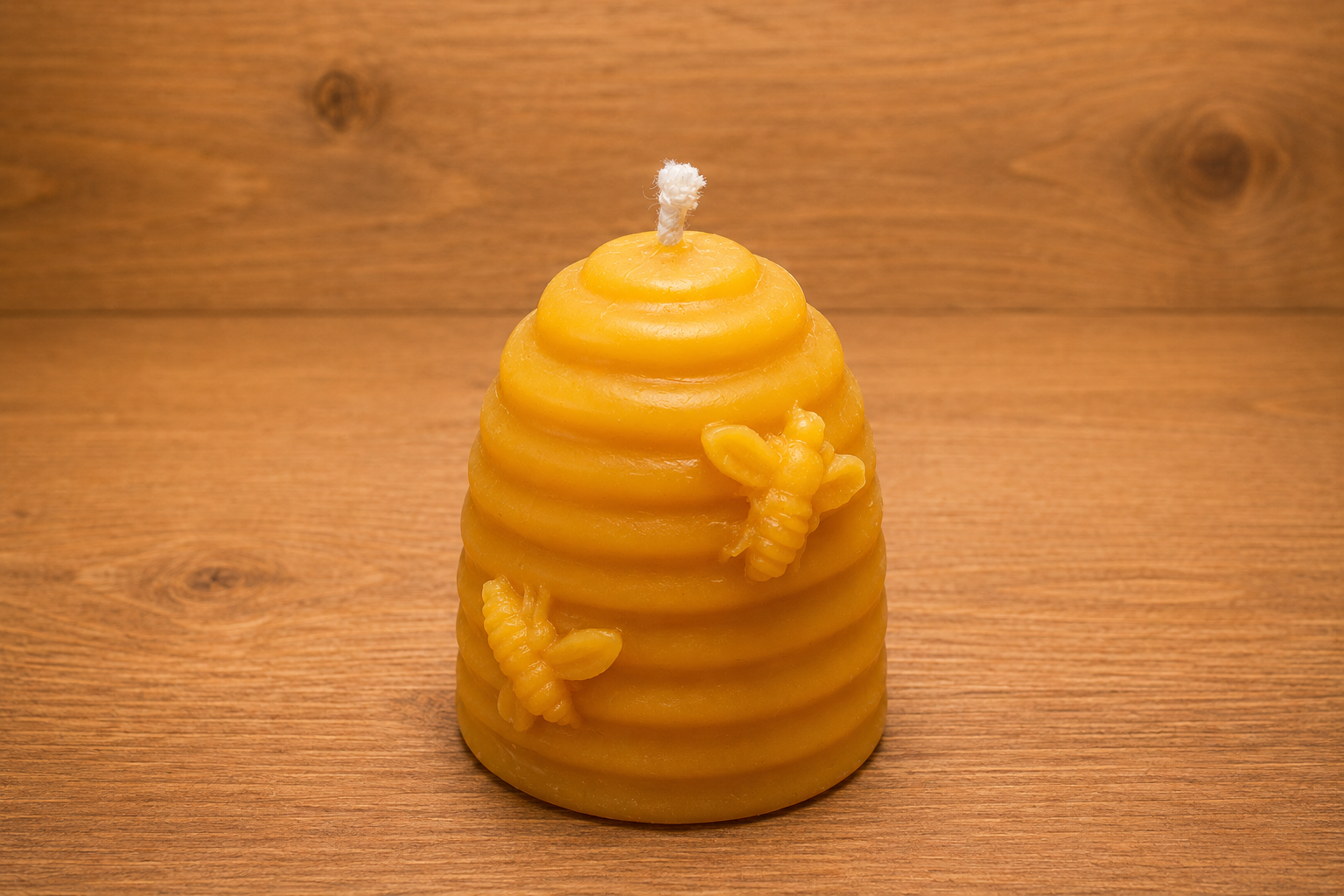 kleiner Bienenkorb mit Bienen